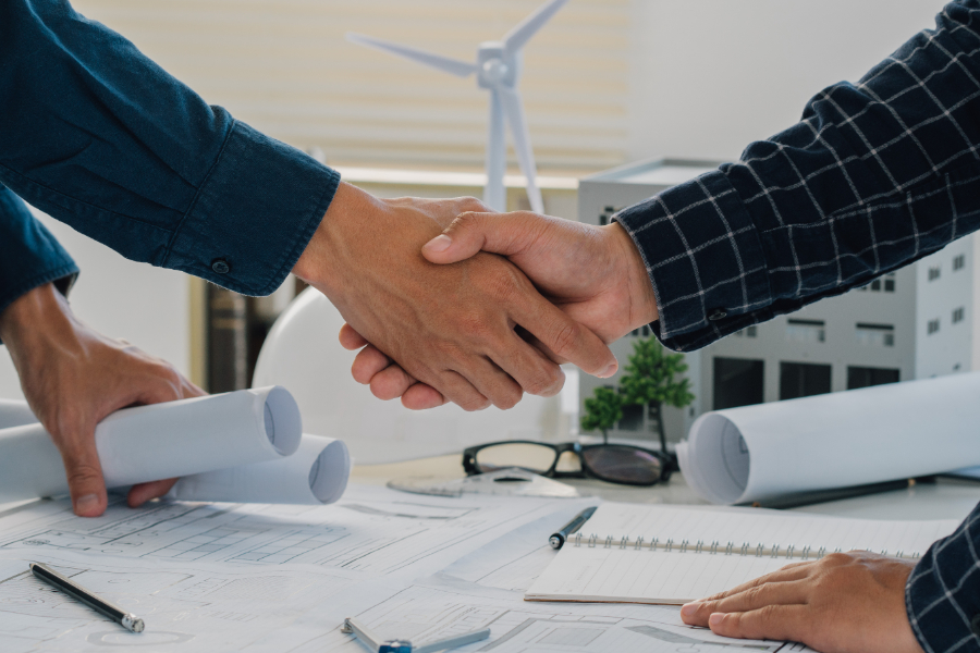 Deux hommes concluant un contrat de vente 