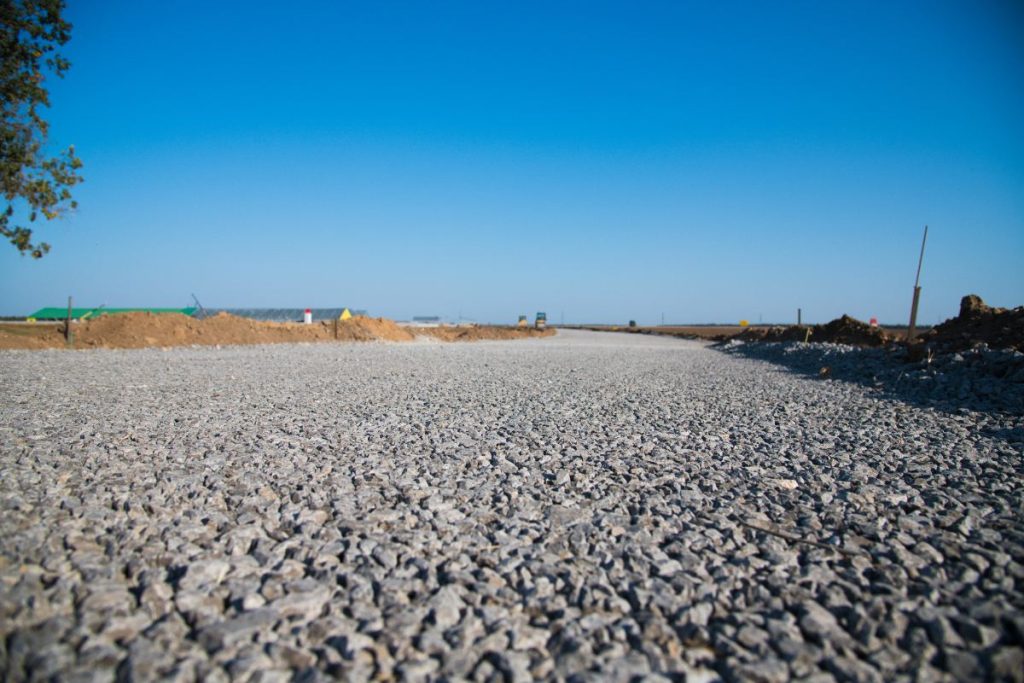 Nivellement et compactage du sol avant coulage du béton gravillonné