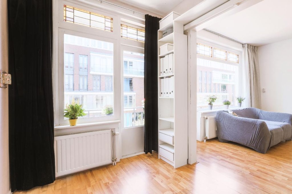 Une chambre séparée en deux avec une seule fenêtre