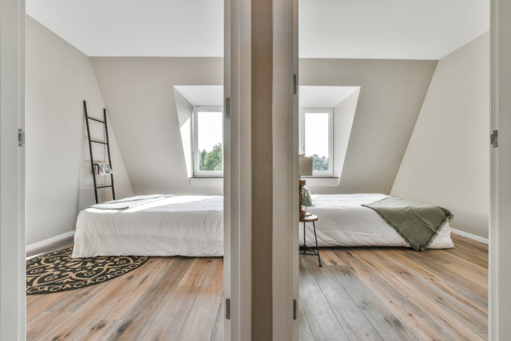 Une chambre séparée en deux par une cloison