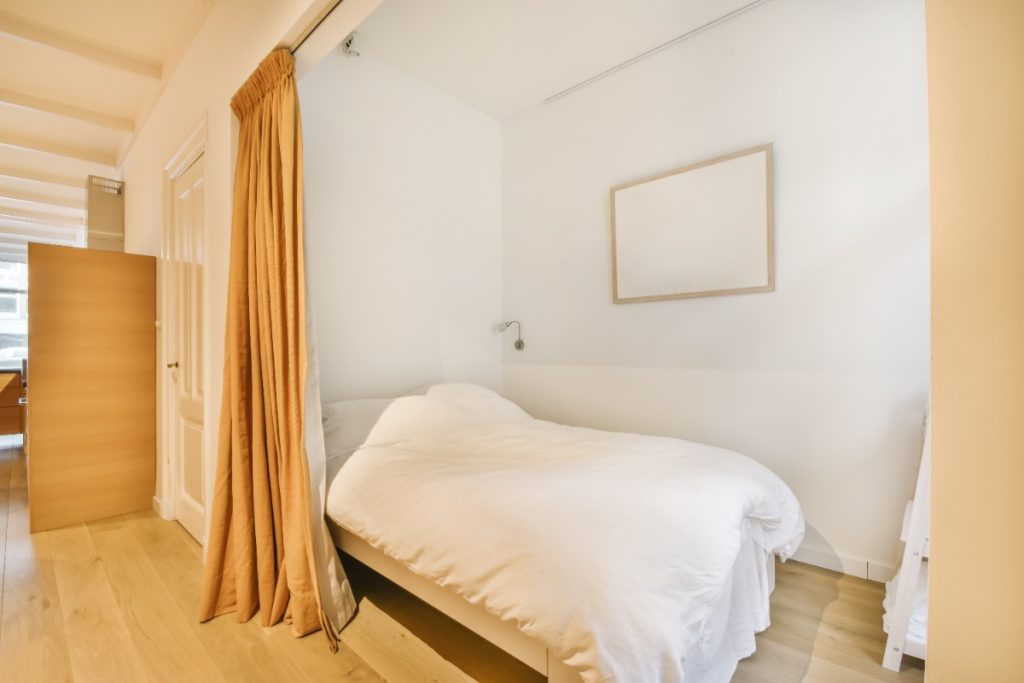 Rideaux sur rails posés pour une séparation de chambre