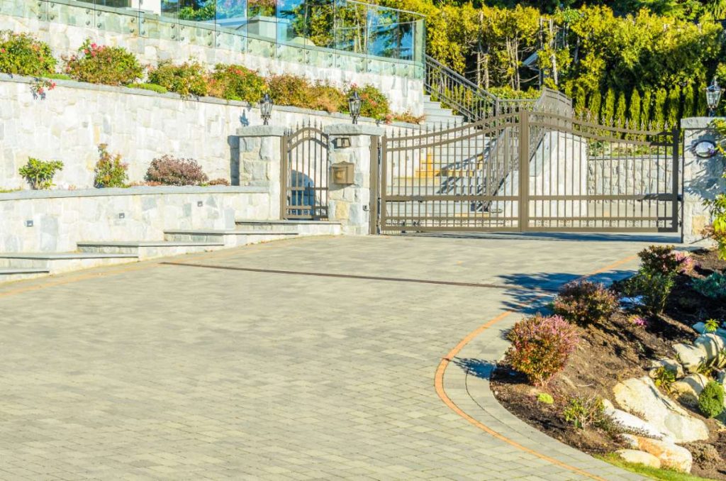 Cour en pavé avec un portail installé