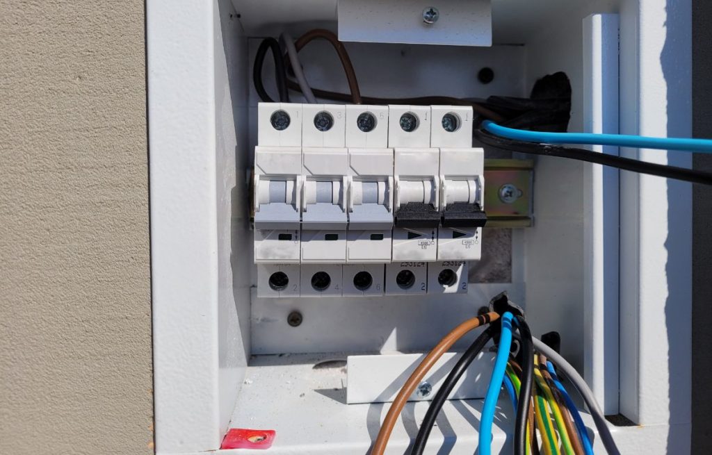 Tableau électrique avec un disjoncteur qui fonctionne bien