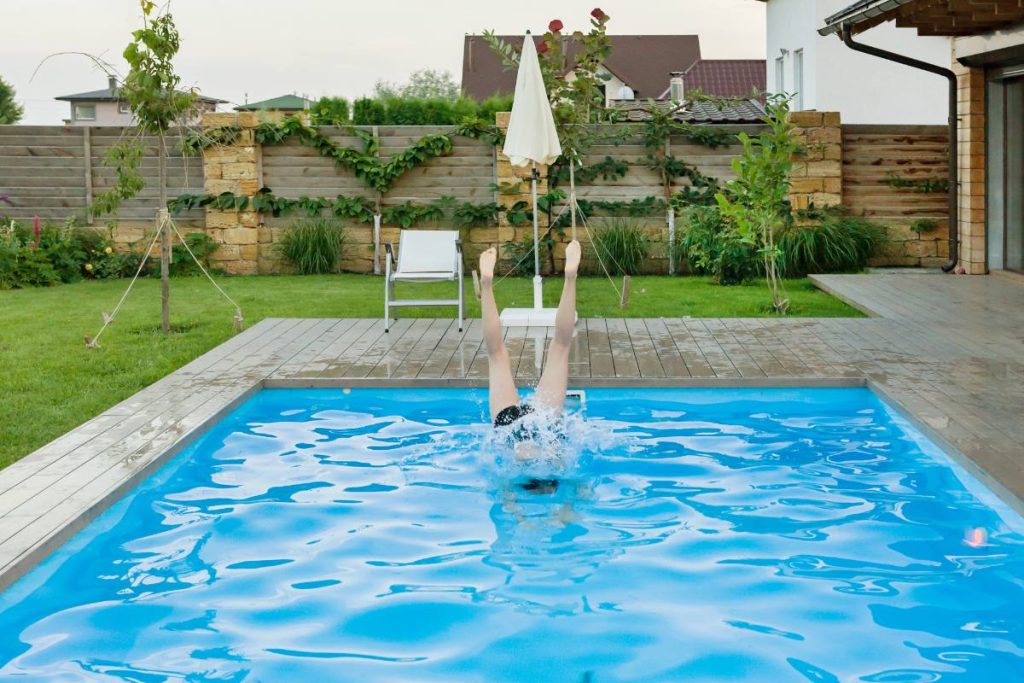 Une fille qui saute dans la piscine