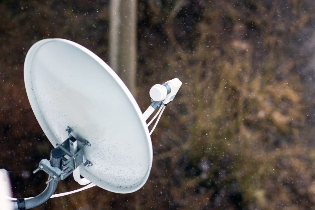 Un parabole installé à l'extérieur 