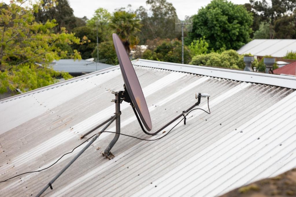 Un parabole placé sur le toit en tôle