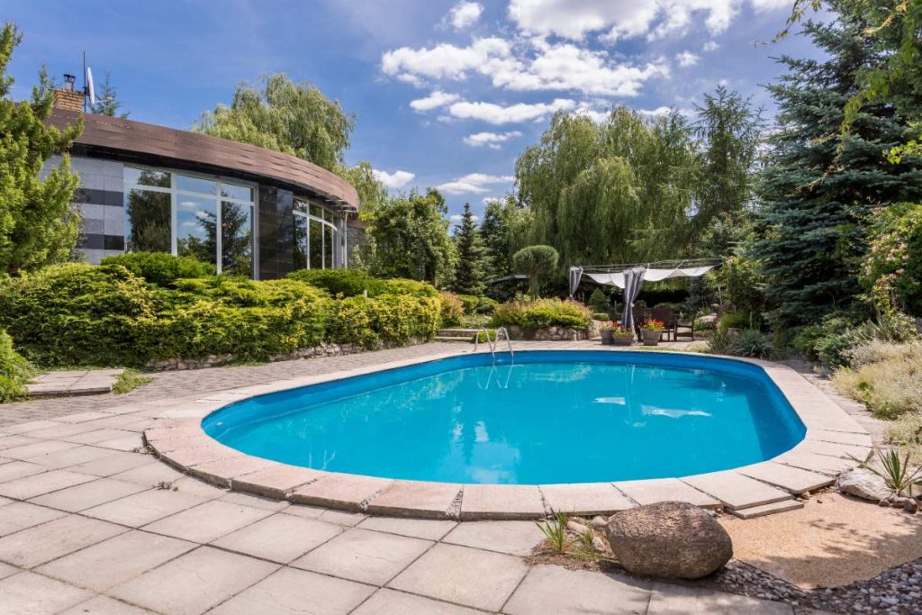 Une piscine ovale dans le jardin