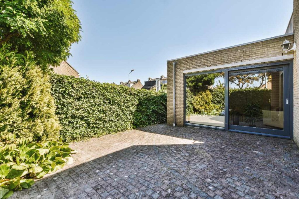 Seuil de portail réalisé sur des pavés