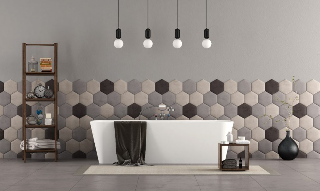 Une baignoire dans une salle de bain