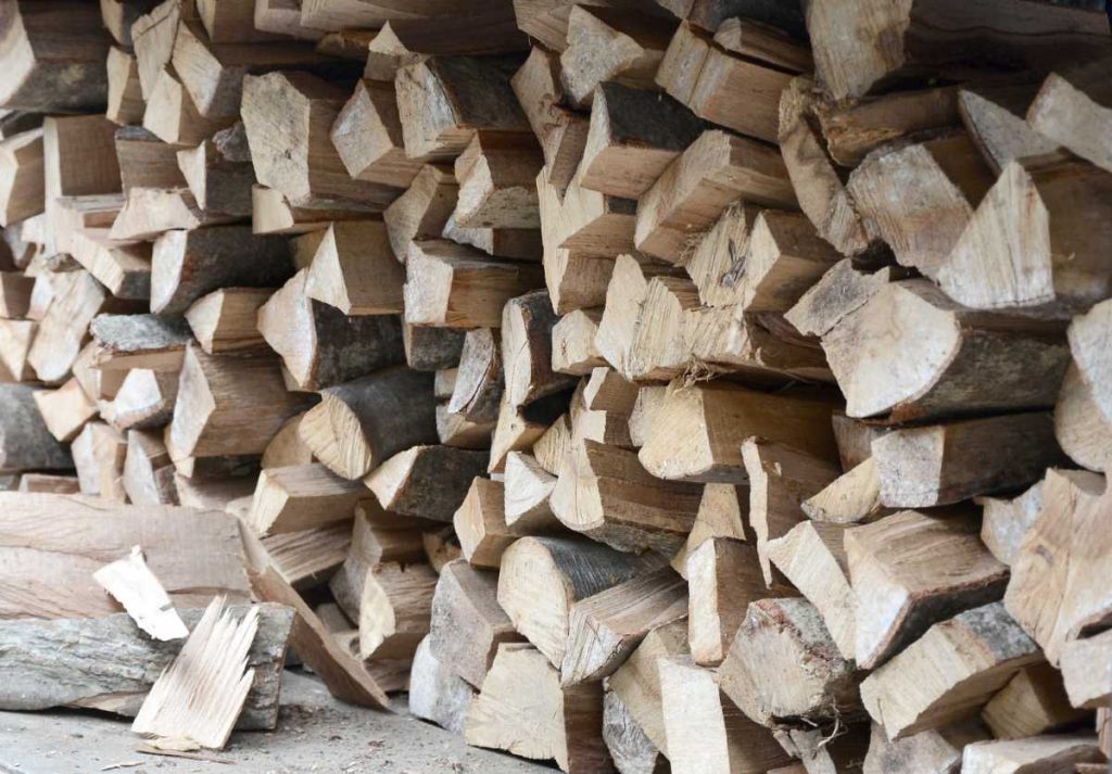 Des bois de chauffage empilés