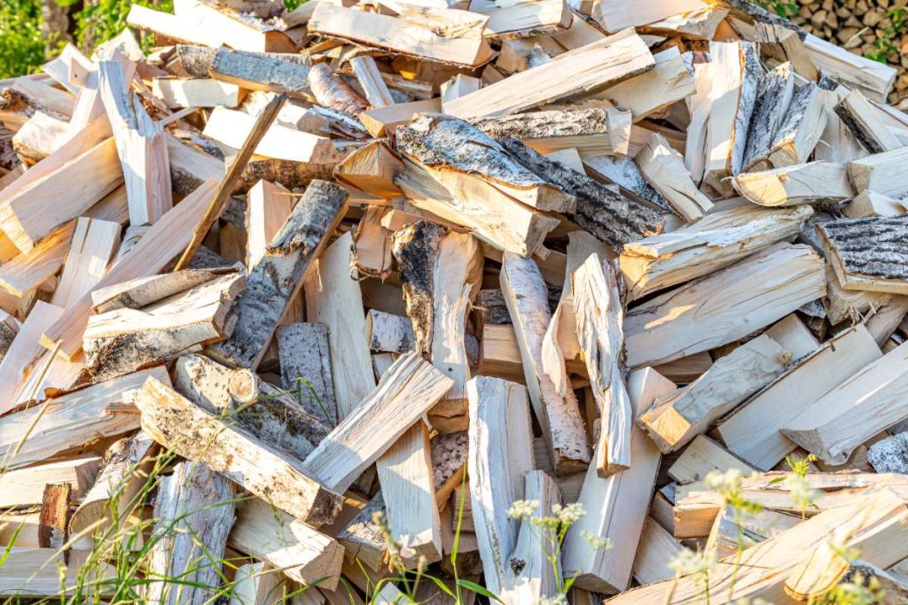 Des bois de chauffage sechés au soleil