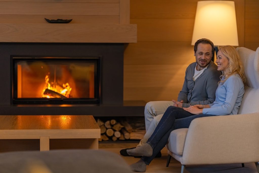 Couple se relaxe devant leur poêle à bois