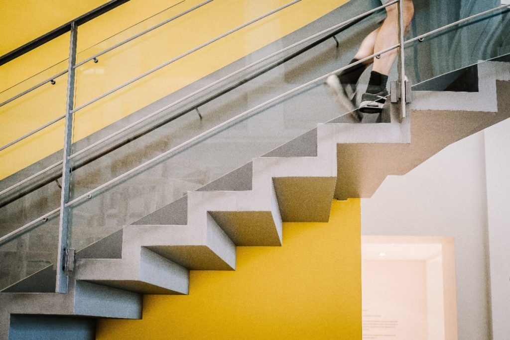 Un escalier installé contre le mur