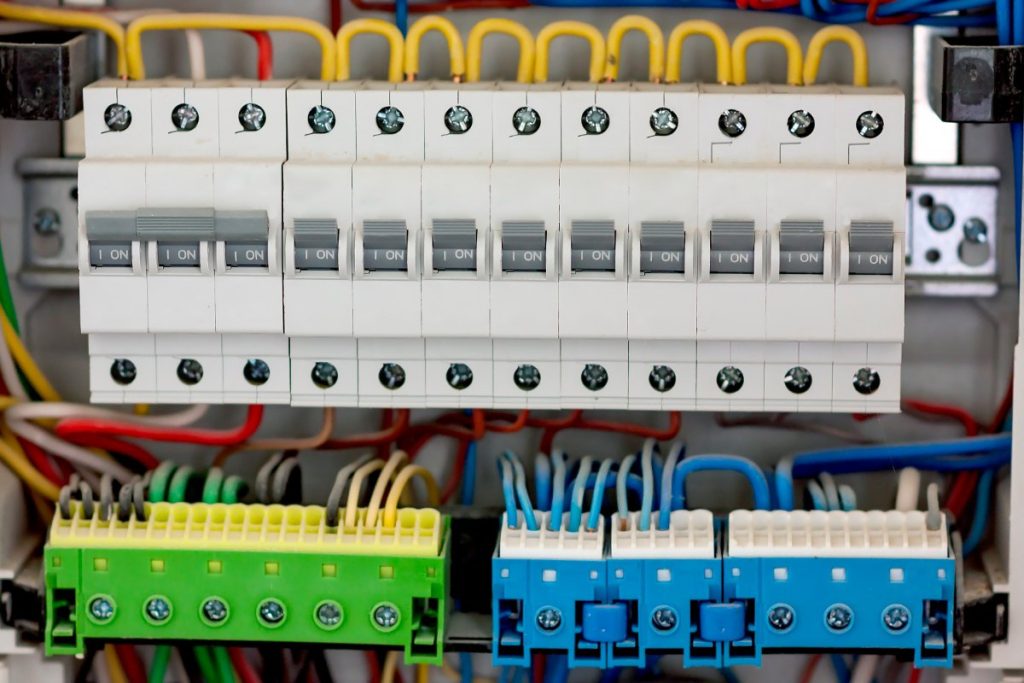 Des fusibles installés dans le tableau électrique