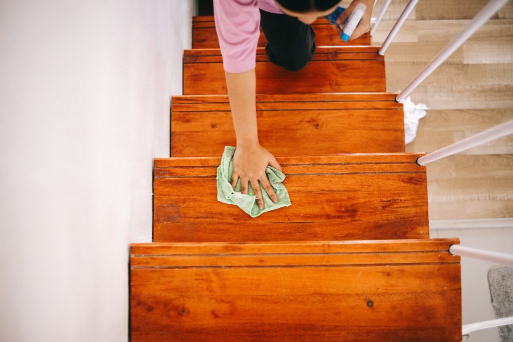 Une personne qui nettoie un escalier