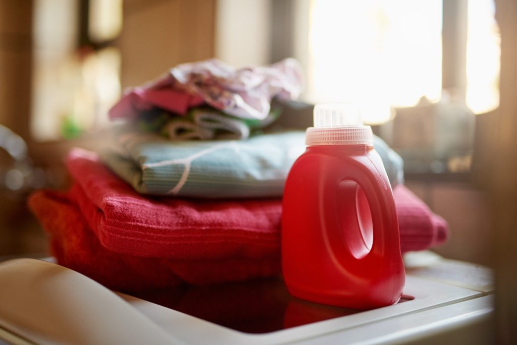Pile de linge et une bouteille d'eau écarlate