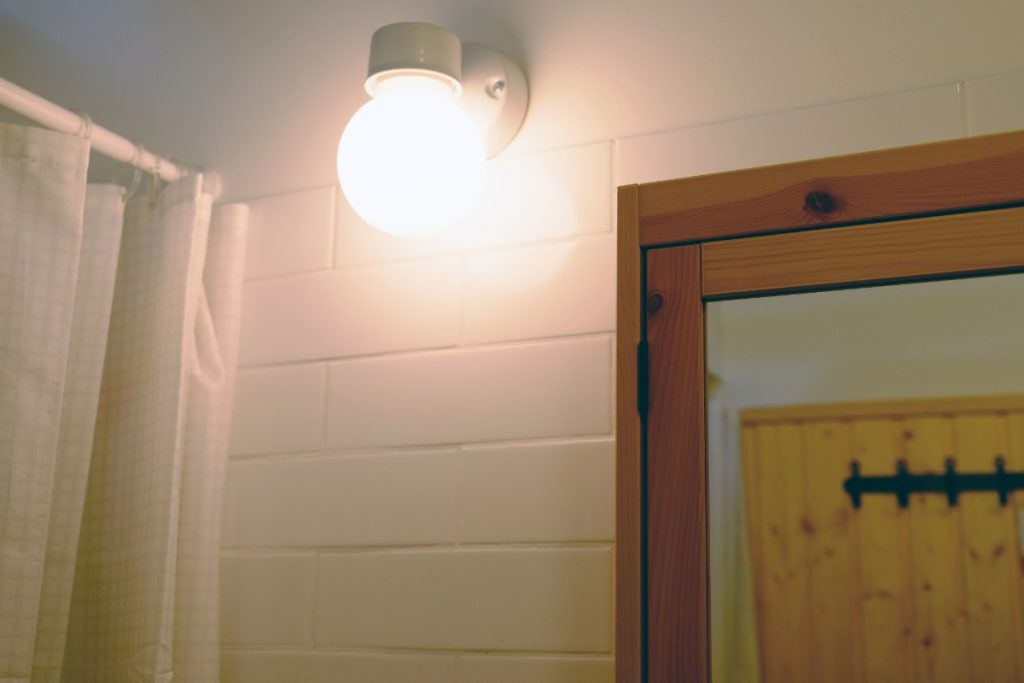 Une ampoule allumée dans une chambre