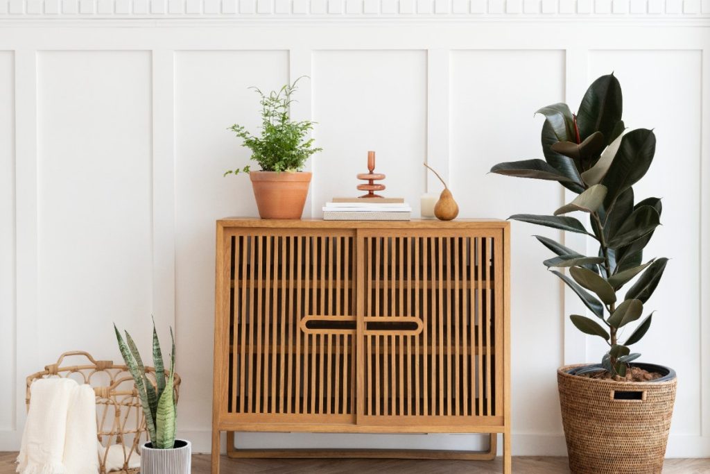 Un armoire en bambous avec des plantes vertes