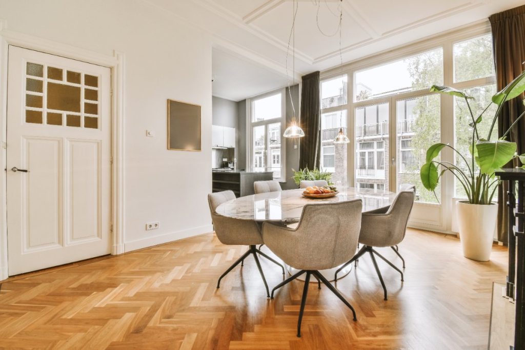 Une belle pièce intérieure avec du parquet en bois
