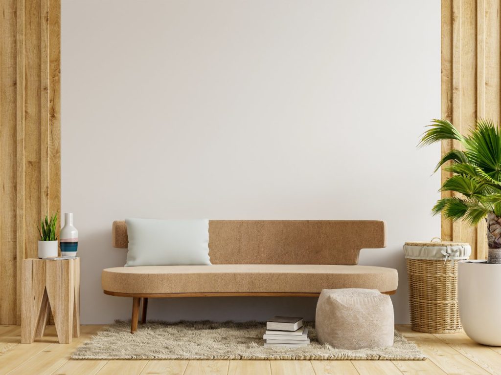 Un canapé en bois placé à l'intérieur