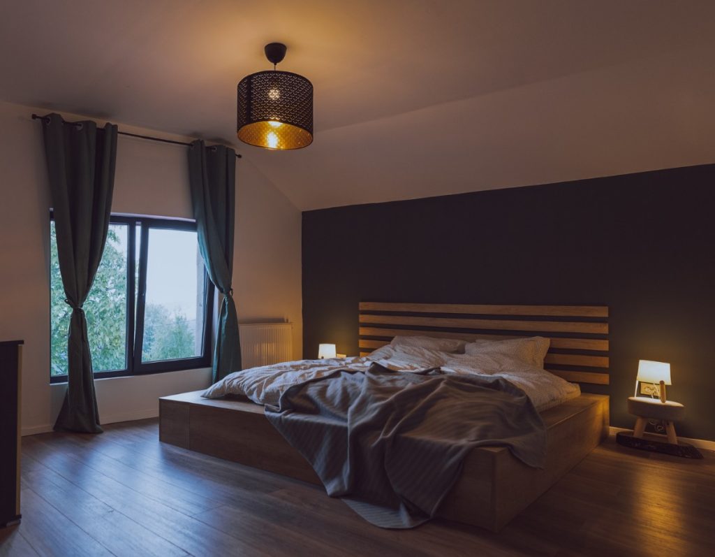 Une chambre cosy avec un éclairage doux