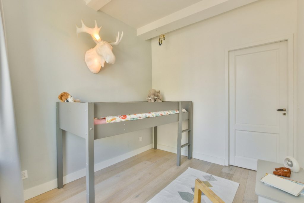 Une chambre d'enfant avec un lit mi-hauteur
