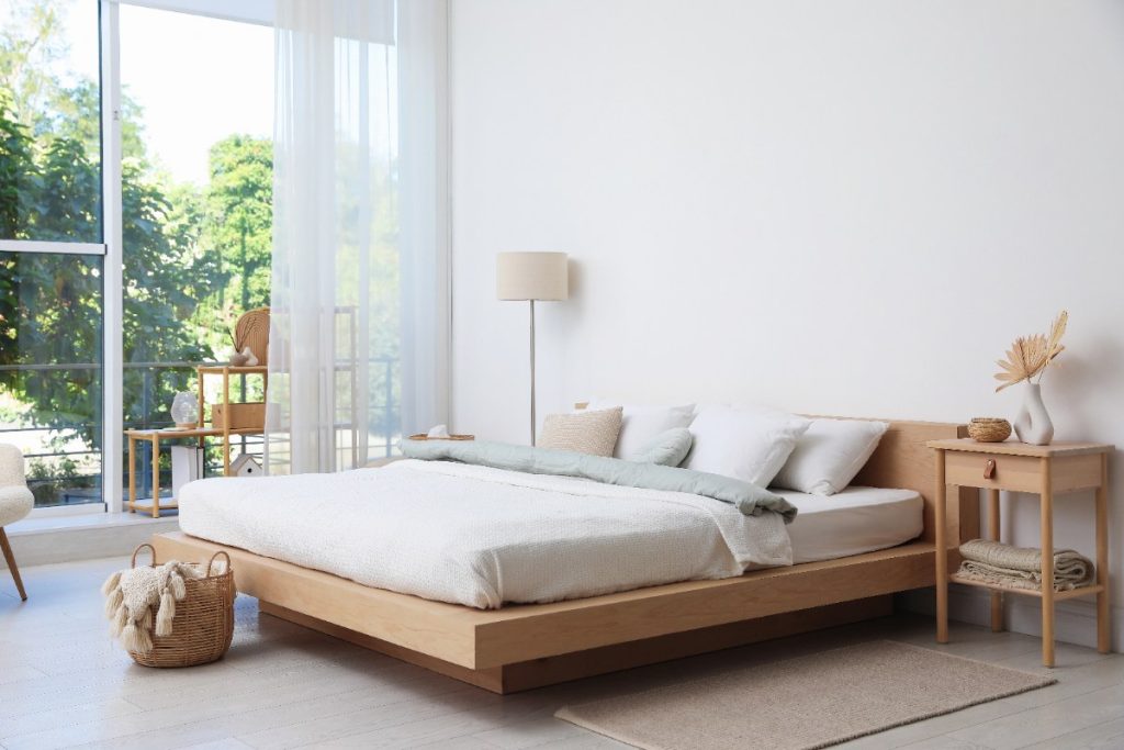 Une chambre avec un lit et une table de nuit