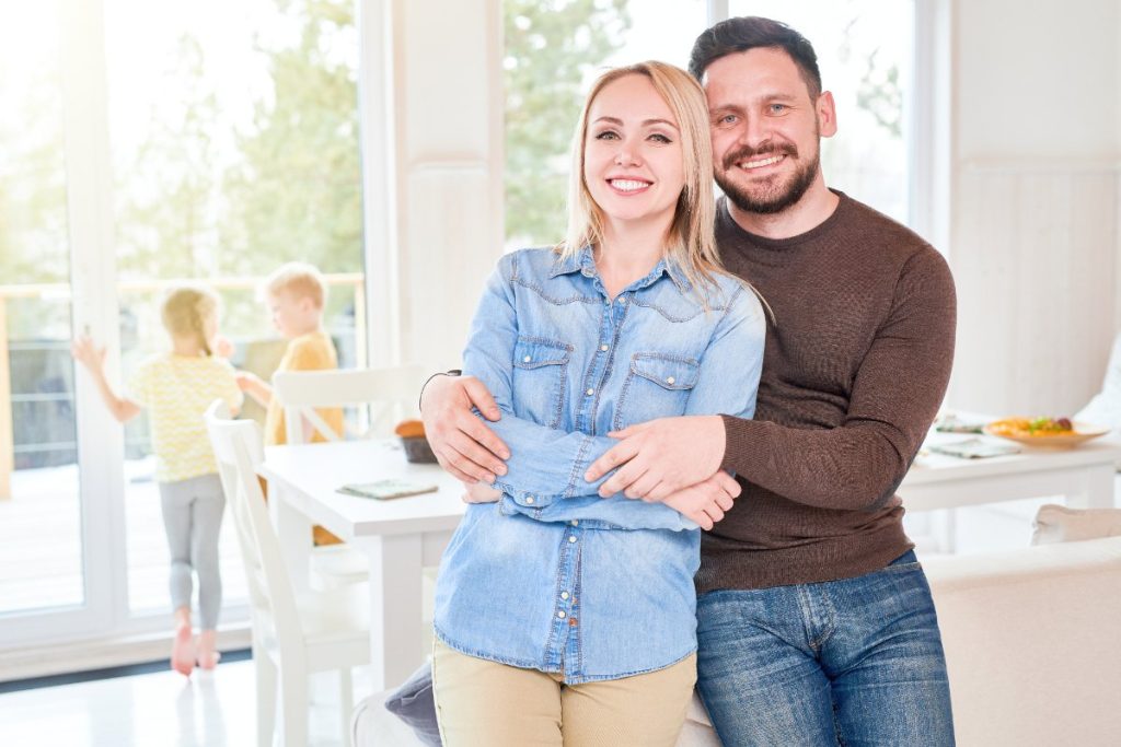 Un couple heureux dans une nouvelle maison