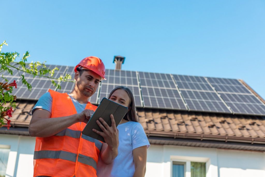 Une femme qui discute avec un professionnel pour une installation de panneaux solaires