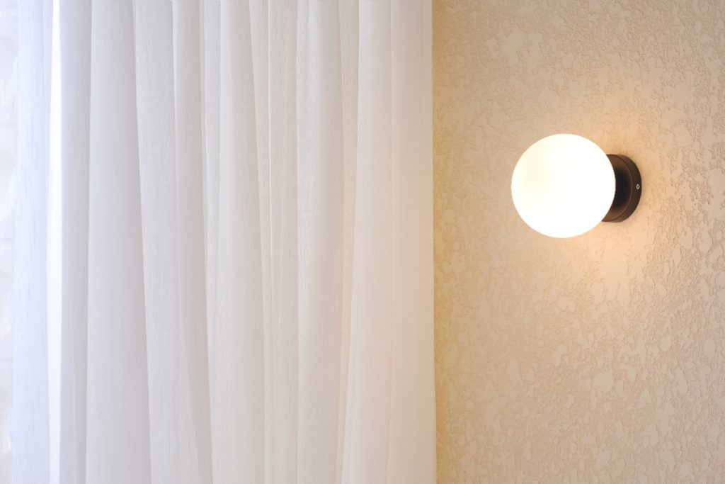 Une lumière birllante sur le mur