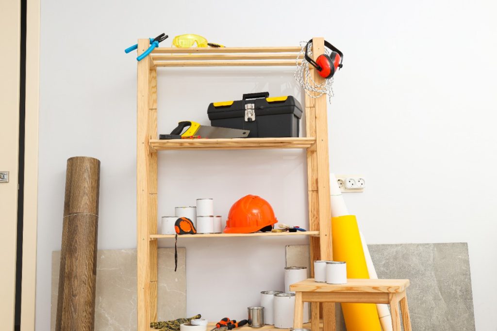 Des outils et des fournitures de construction sur une étagère