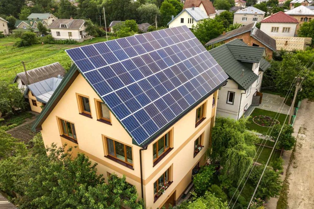 Des panneaux solaires installés sur une grande maison