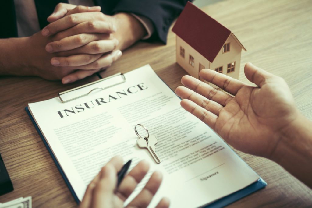 Des personnes qui négocient sur un contrat d'assurance 