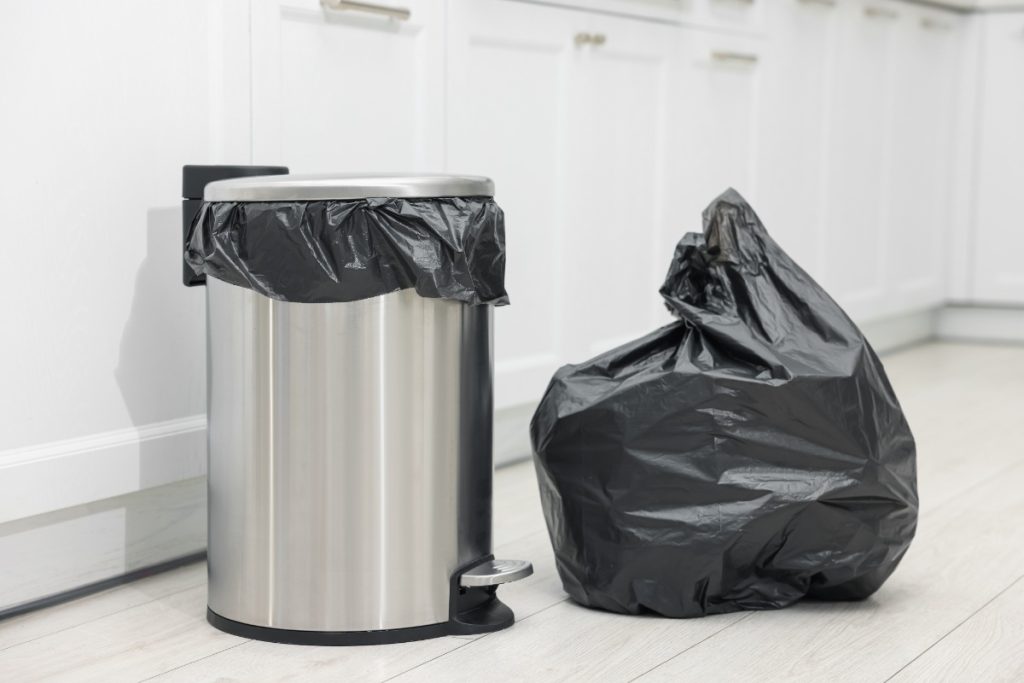 Une poubelle et un sac en plastique