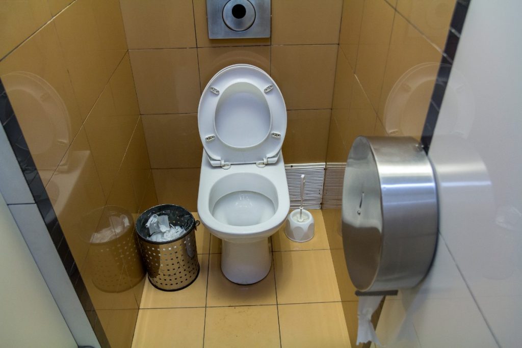 Poubelle placée près de la toilette