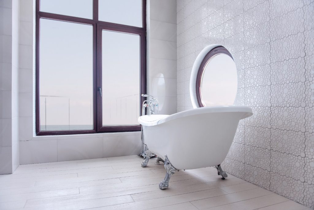 Un baignoire installé dans la salle de bain
