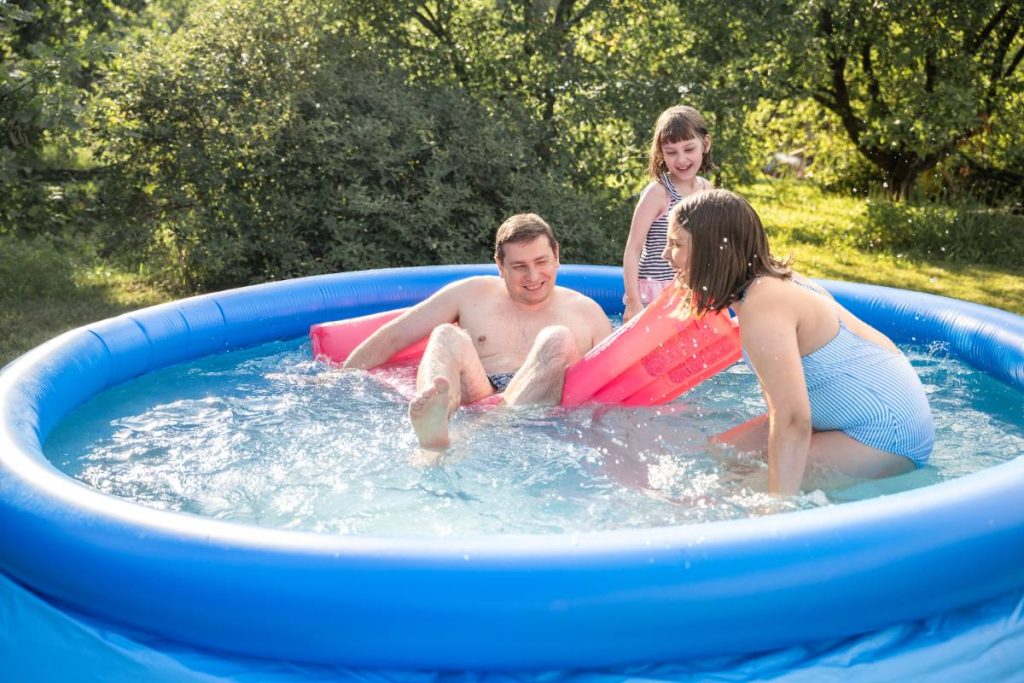 Une famille jouant dans une piscine gonflable