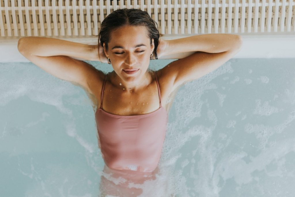 Une femme relaxant dans un spa