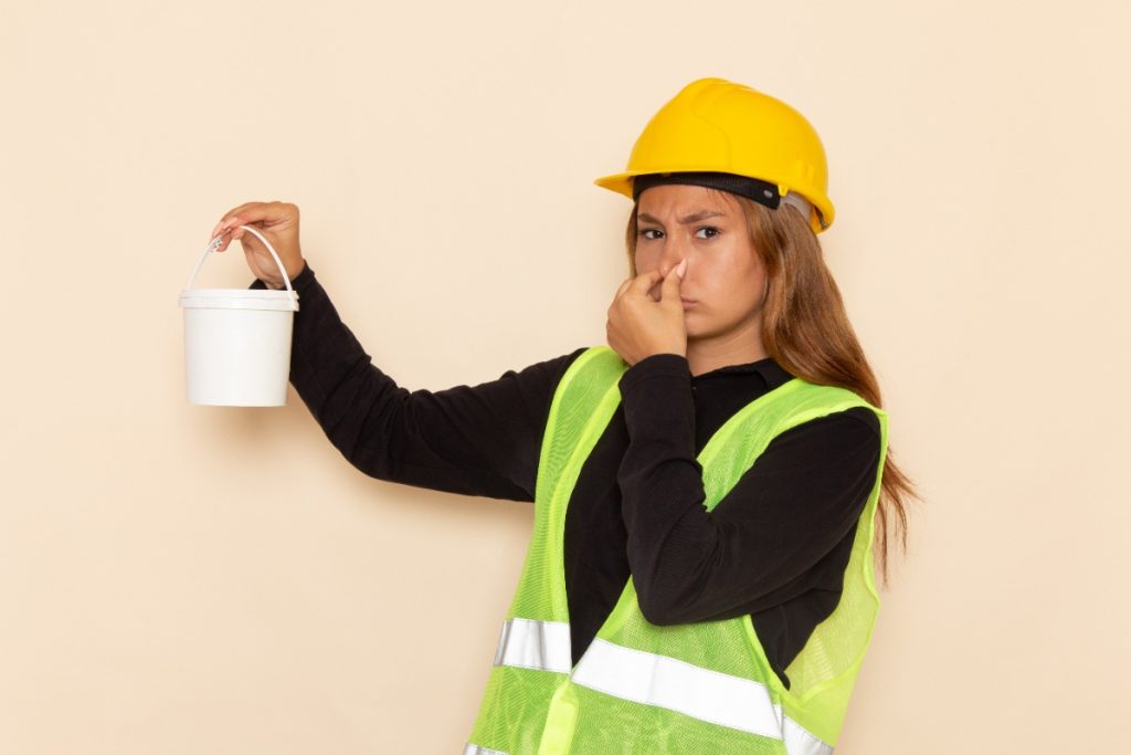 Une femme tenant une boîte de peinture