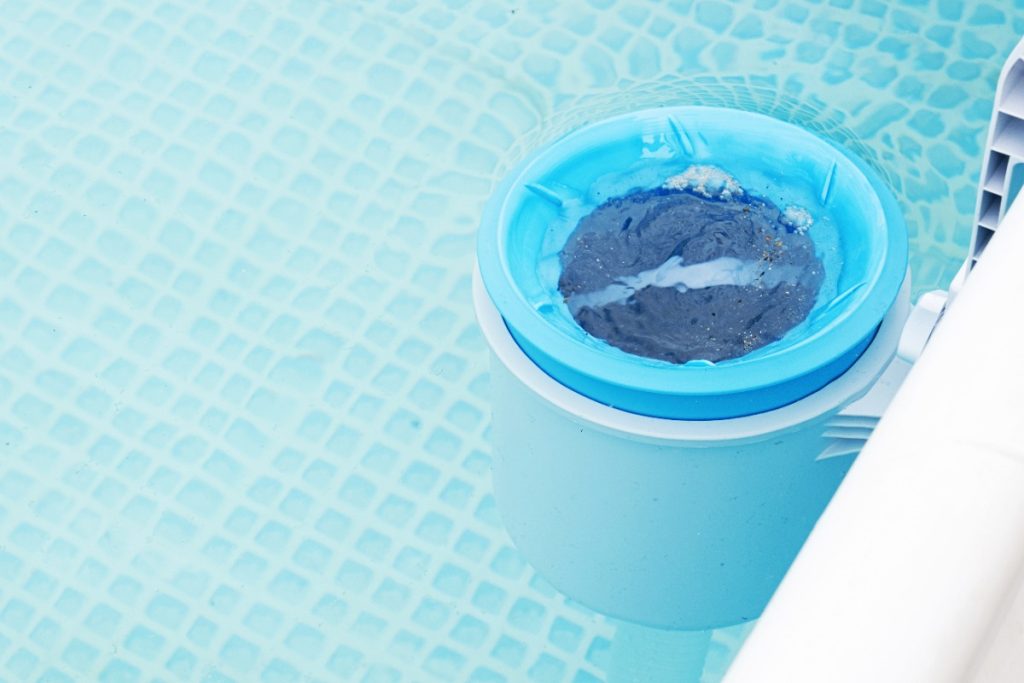 Un filtre de spa installé dans l'eau