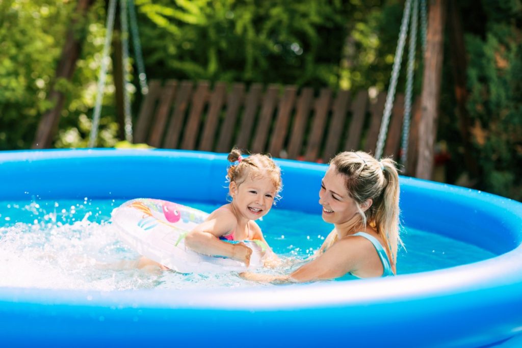 Une mère et une fille qui profite de leur moment dans une piscine gonflable