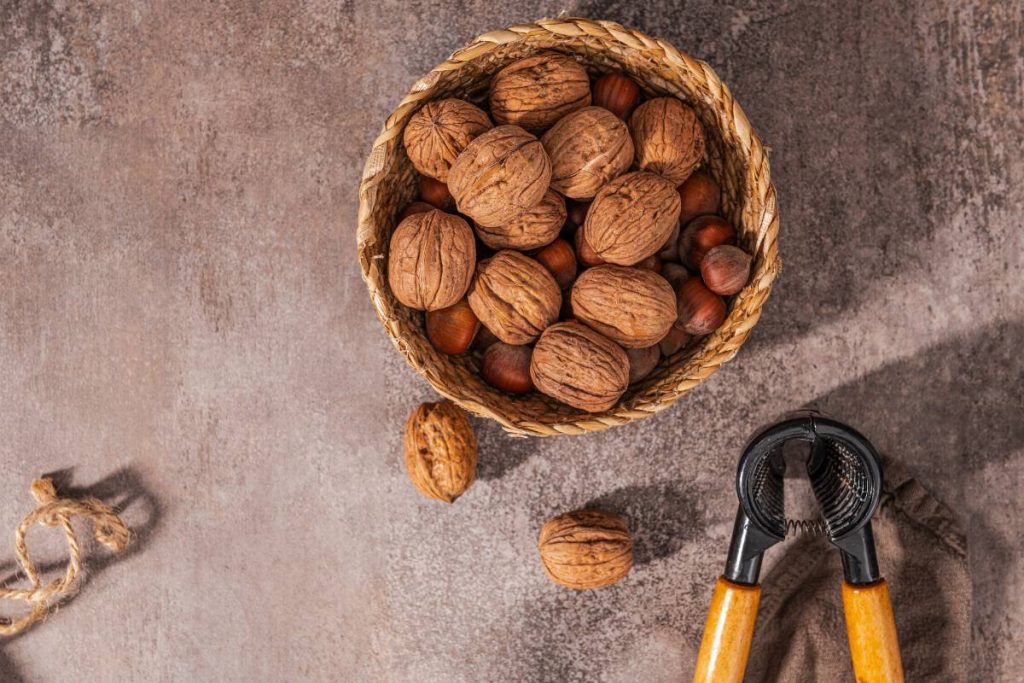 Un panier rempli de délicieuses noix et noisettes