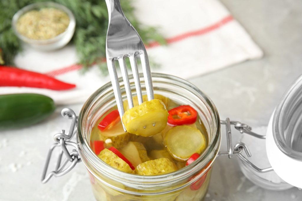 Une personne prenant de cornichon avec une fourchette