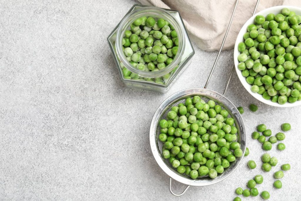 Des petits pois dans un bol et bocal