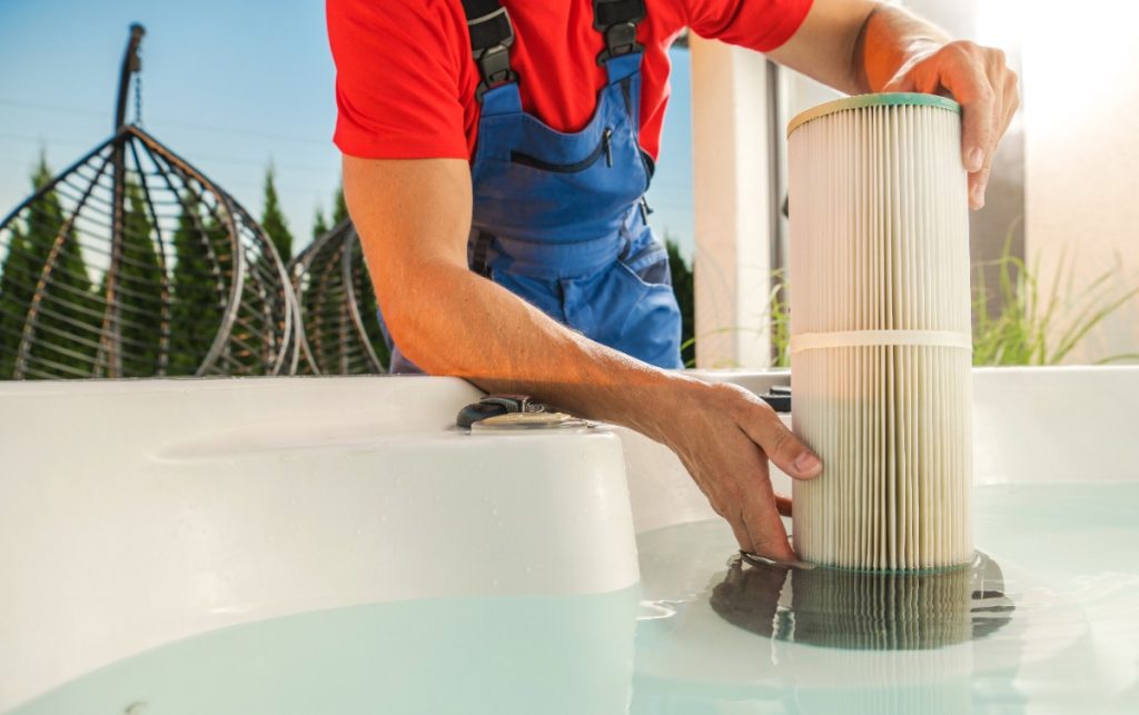 Un professionnel faisant un entretien de spa
