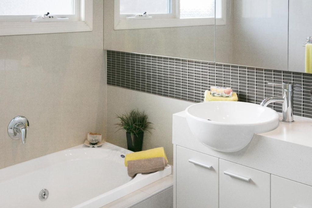 Une salle de bain moderne et élégante