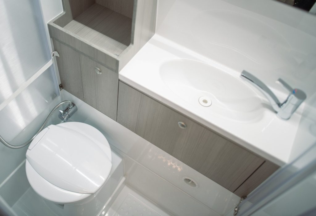 Une salle de bain moderne et propre avec une toilette