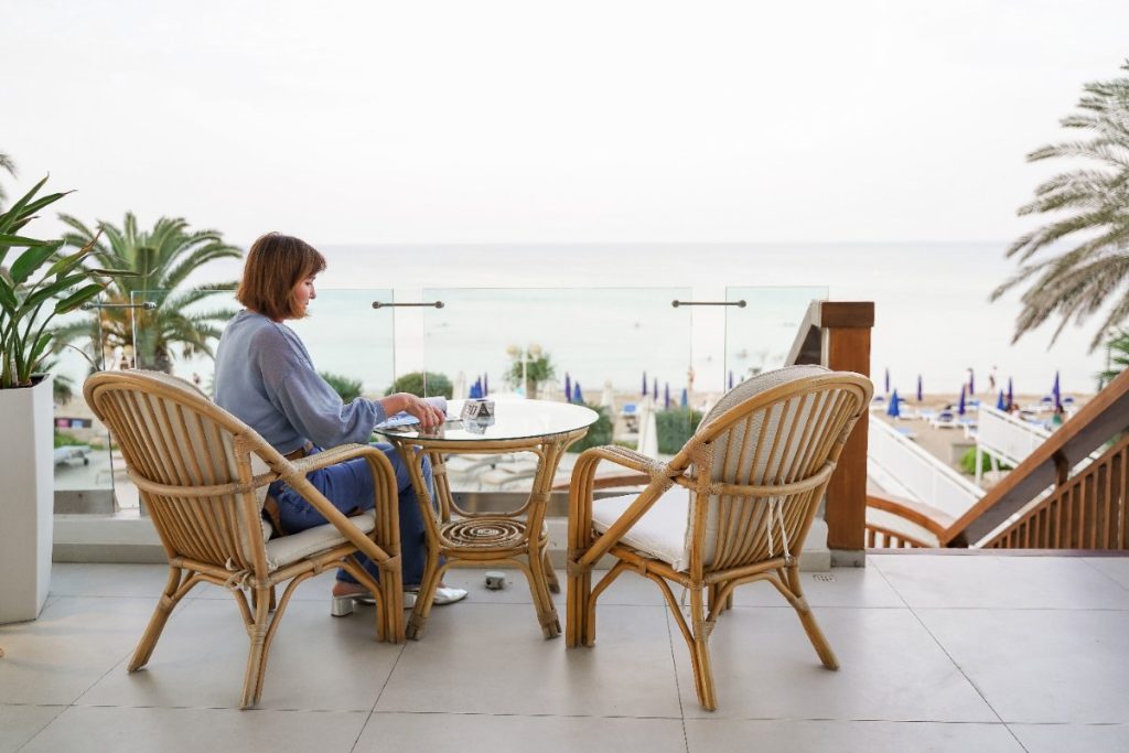 Une femme lisant un magazine sur la terrasse