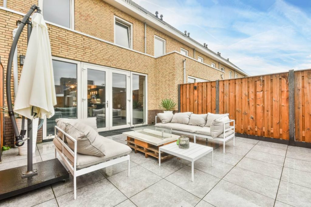 Meubles d'extérieur installés sur la terrasse