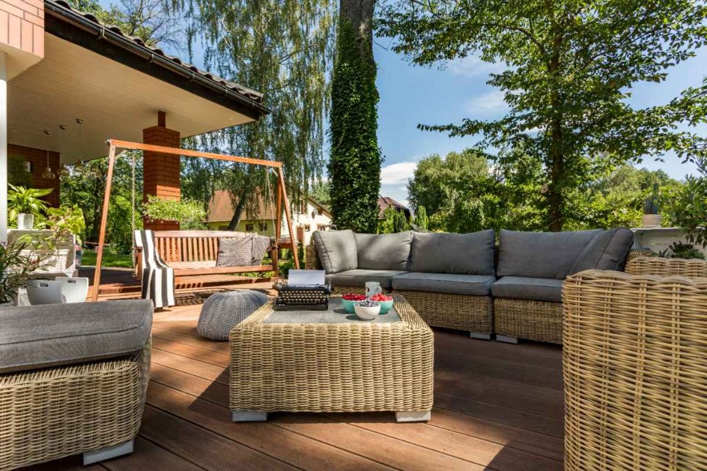 Une terrasse cosy avec des meubles en osier